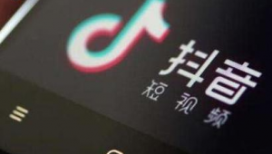 抖音有个戴黑帽子女生（抖音黑衣服黑帽子跳舞的是谁）