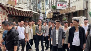 一个男在一群女的中间 成语（一大群女的一个男的）